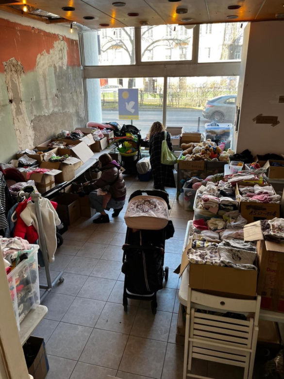 Centrum Pomocy Puławska 20. Uchodźcy czekają godzinami przed sklepem z darmowymi produktami