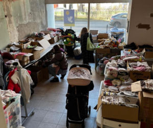 Centrum Pomocy Puławska 20. Uchodźcy czekają godzinami przed sklepem z darmowymi produktami