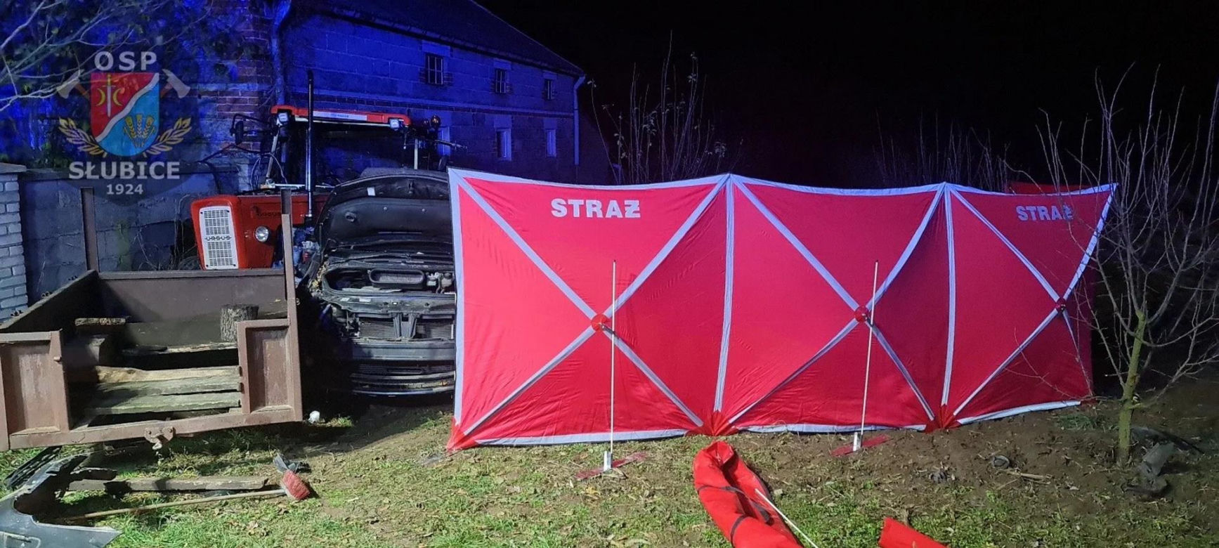 Makabryczny wypadek pod Płockiem. Osobówka wbiła się w stojący traktor. Kierujący nie miał szans