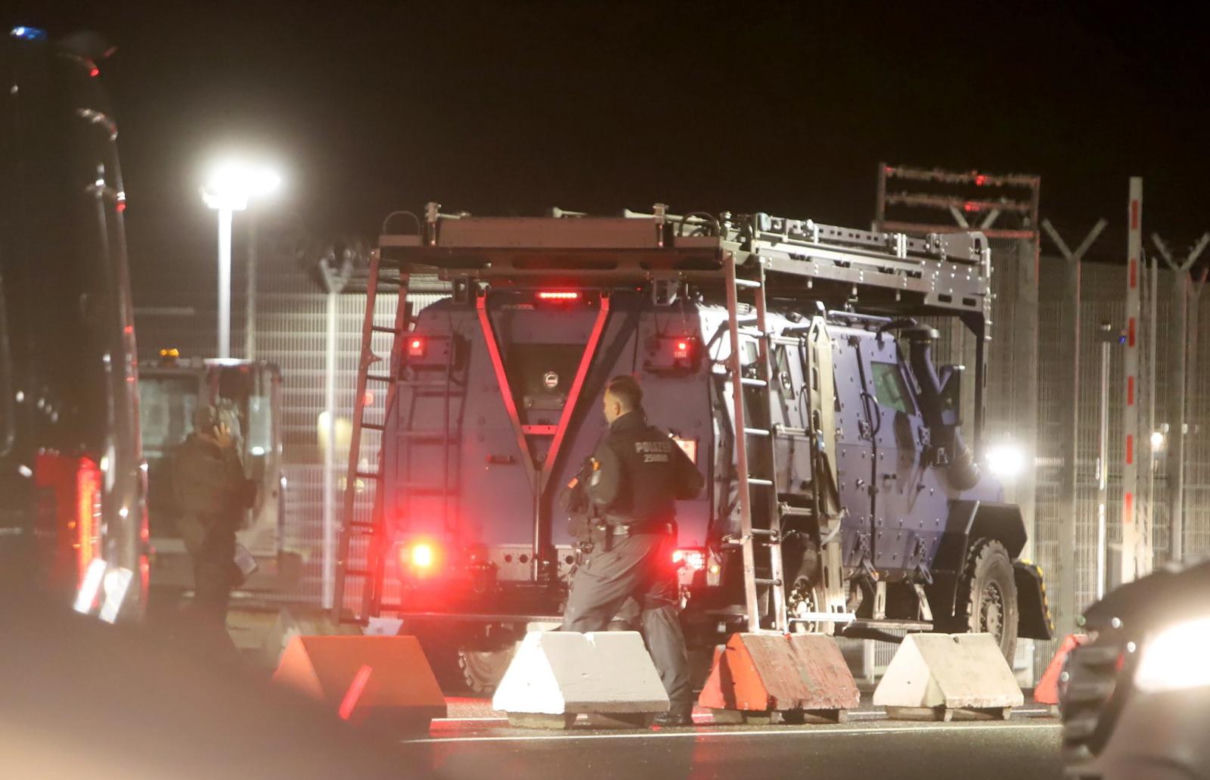 Terrorysta na lotnisku w Hamburgu przetrzymuje córkę jako zakładniczkę