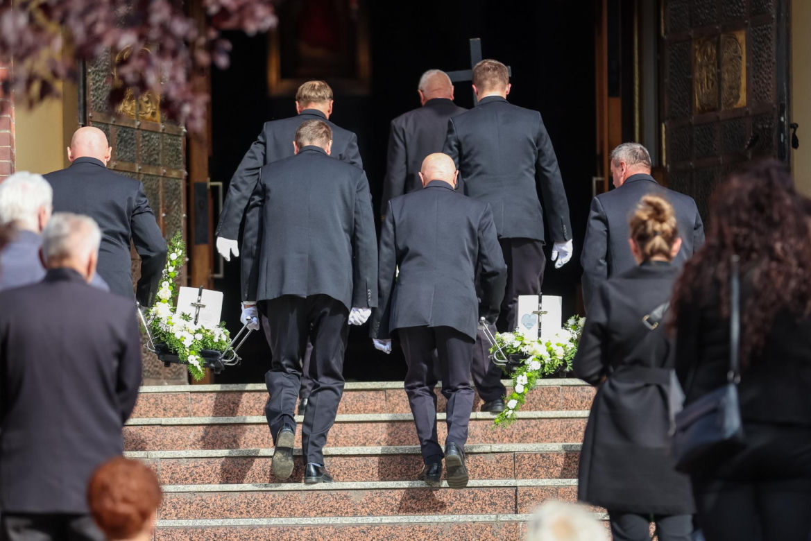 Ostatnie pożegnanie rodziny, która zginęła w tragicznym wypadku na A1. Morze łez