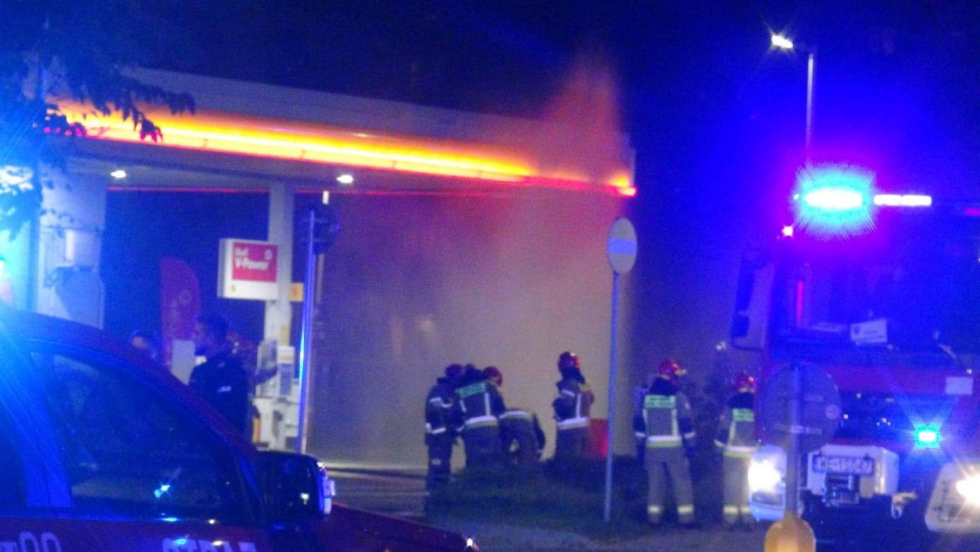Wielka akcja strażaków na Bielanach. Na stacji ulatniał się gaz, pracownicy ewakuowani