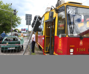 Suzuki wjechało pod tramwaj w Warszawie