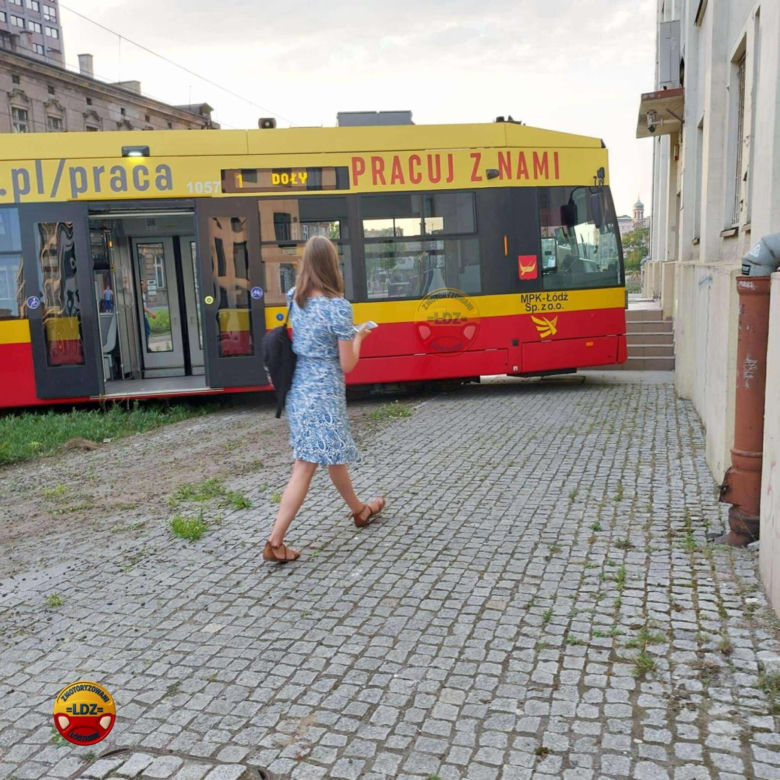 Łódź. Tramwaj wykoleił się po zderzeniu z autem. Zatrzymał się kilkanaście centymetrów przed budynkiem