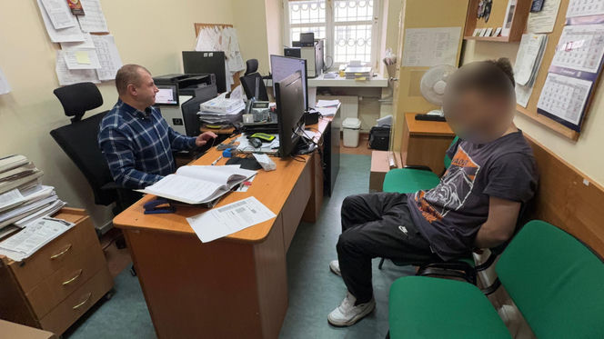 "Do zobaczenia, Karolku". Eksponował broń i groził Karolowi Nawrockiemu. 19-latek zatrzymany w Warszawie