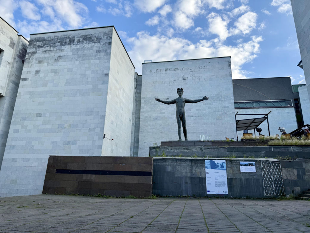 Galeria Sztuki M. Žilinskasa, rzeźba "Człowiek"