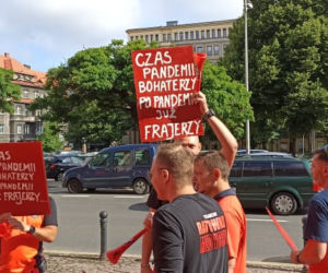 Protest ratowników medycznych w centrum Katowic. Domagają się podwyżek, zablokowali główną ulicę miasta [ZDJĘCIA]