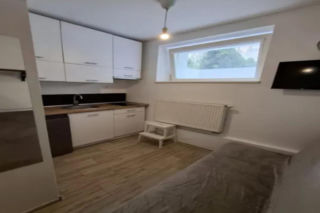 Warszawa. Szok, jakie ogłoszenie znaleźliśmy. „Kawalerka z ogródkiem”. To nie żart!