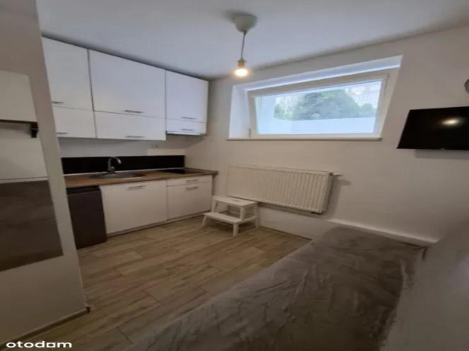 Warszawa. Szok, jakie ogłoszenie znaleźliśmy. „Kawalerka z ogródkiem”. To nie żart!