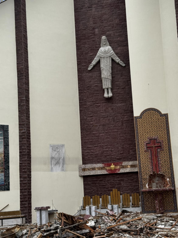 Potężny pożar strawił kościół. Pokruszony beton w miejscu ołtarza, dziura w ścianie w miejscu tabernakulum