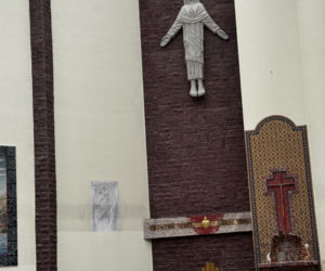 Potężny pożar strawił kościół. Pokruszony beton w miejscu ołtarza, dziura w ścianie w miejscu tabernakulum