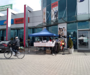 Zamość: Handel przed galerią Revia Park. Sprzedawcy przenieśli się przed galerię