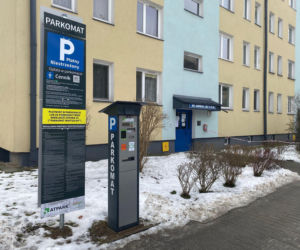 Koniec z darmowym parkowaniem na os. Millenium. Spółdzielnia postawiła parkomaty. Kto zapłaci za postój?