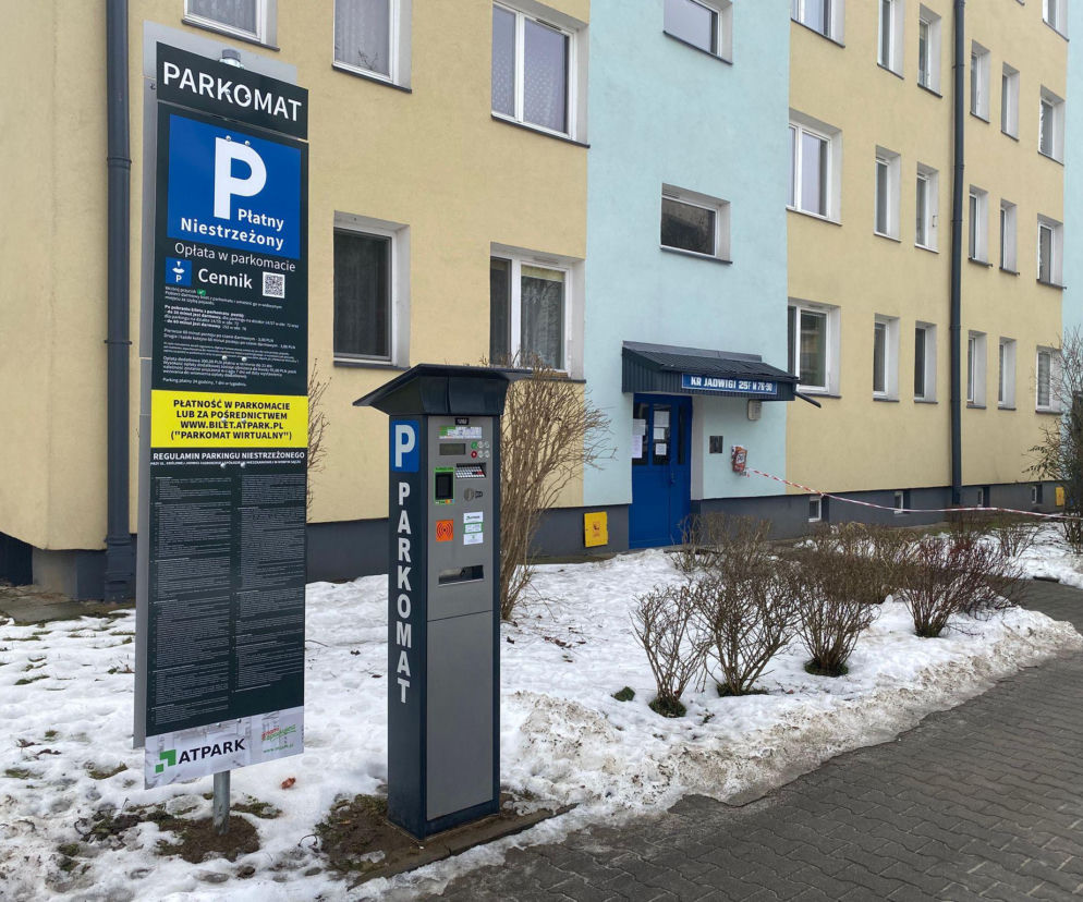 Koniec z darmowym parkowaniem na os. Millenium. Spółdzielnia postawiła parkomaty. Kto zapłaci za postój?