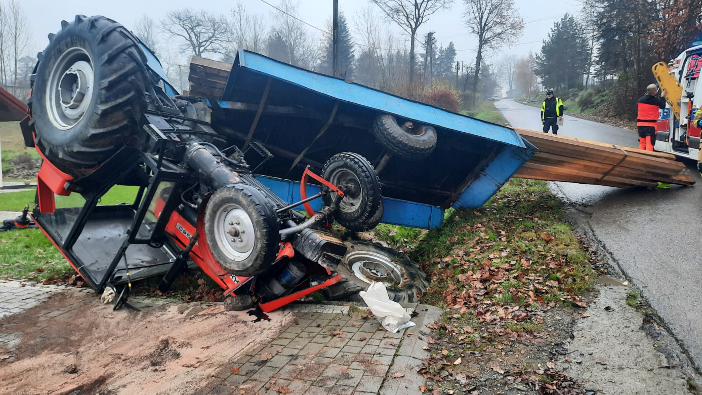 Dachowanie ciągnika pod Bochnią. Traktorzysta nie opanował maszyny na śliskiej drodze