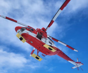 Chwile grozy na stoku! Mężczyzna huknął w drzewo i wpadł do potoku. Został poważnie ranny