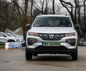 Elektryczna Dacia Spring na ulicach Warszawy