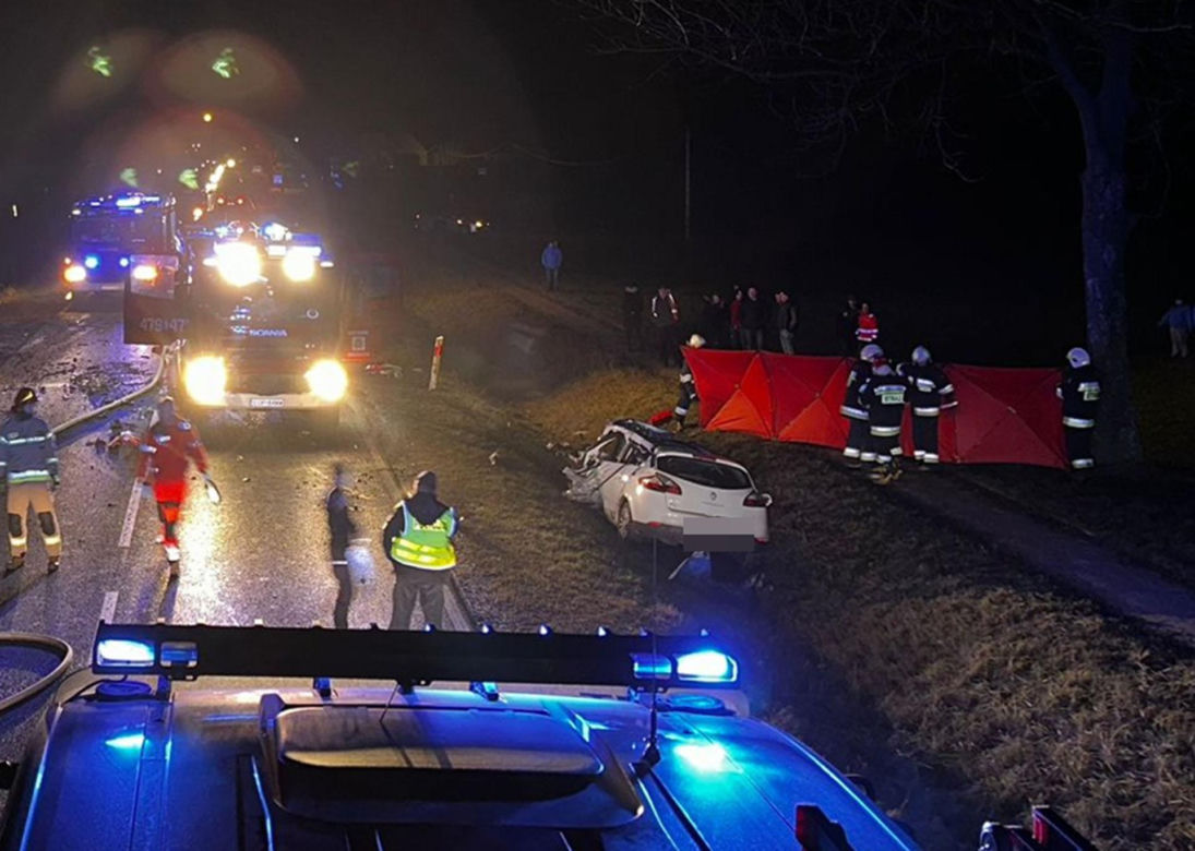  Śmiertelny wypadek pod Opocznem na drodze krajowej nr 12! Kierowca osobówki zginął w zderzeniu z ciężarówką [ZDJĘCIA]