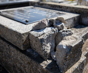 Odwiedzała brata na cmentarzu, spadł na nią nagrobek 