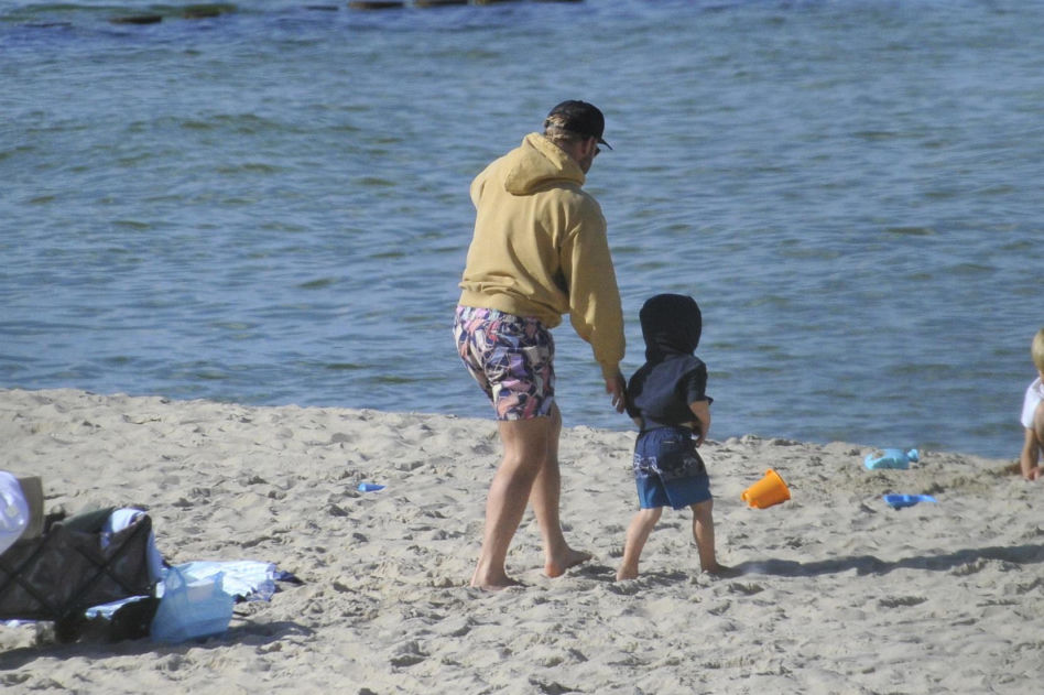 Borys Szyc z rodziną na plaży