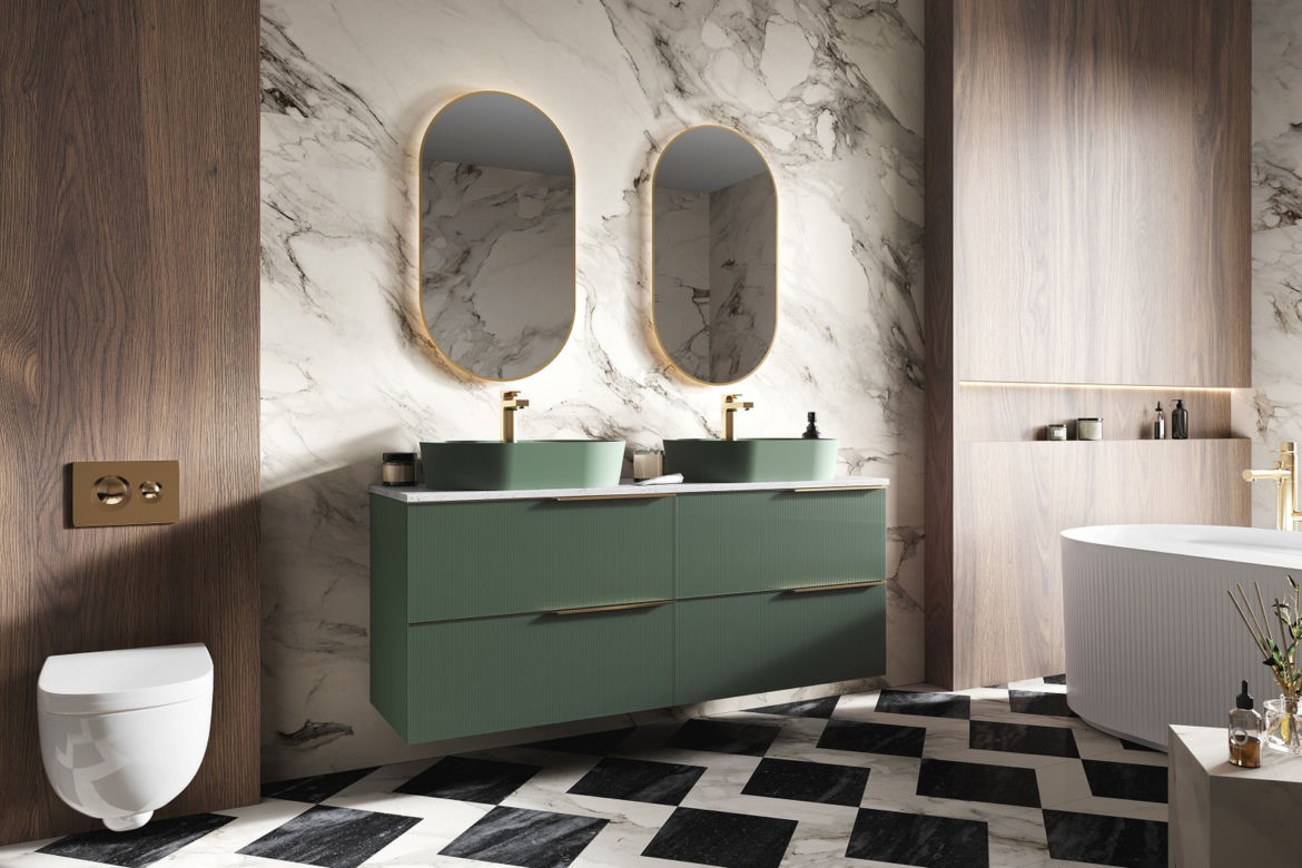 Łazienka ze złotymi akcesoriami i dodatkami – natura elegancji