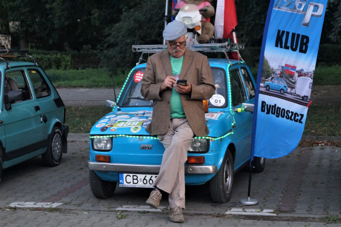 Bydgoskie Klasyki Nocą. Wyjątkowe auta zaparkowały pod Trobydem [ZDJĘCIA]