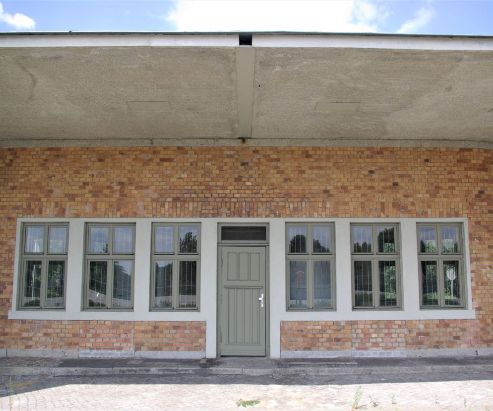 Front modernistycznej stacji Fürstenwalde z ceglaną elewacją i płaskim dachem, o czym przeczytasz w Architektura.