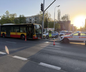Półtoraroczny chłopiec ranny po wypadku autobusu który uderzył w słup