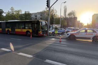 Półtoraroczny chłopiec ranny po wypadku autobusu który uderzył w słup