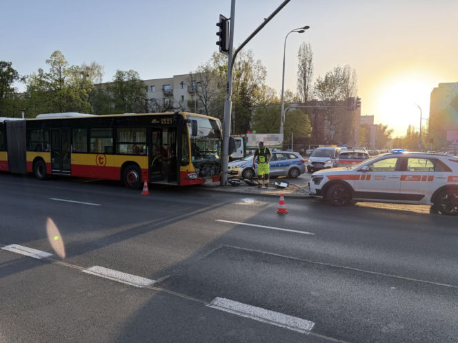 Miejski autobus uderzył w słup. Półtoraroczne dziecko trafiło do szpitala