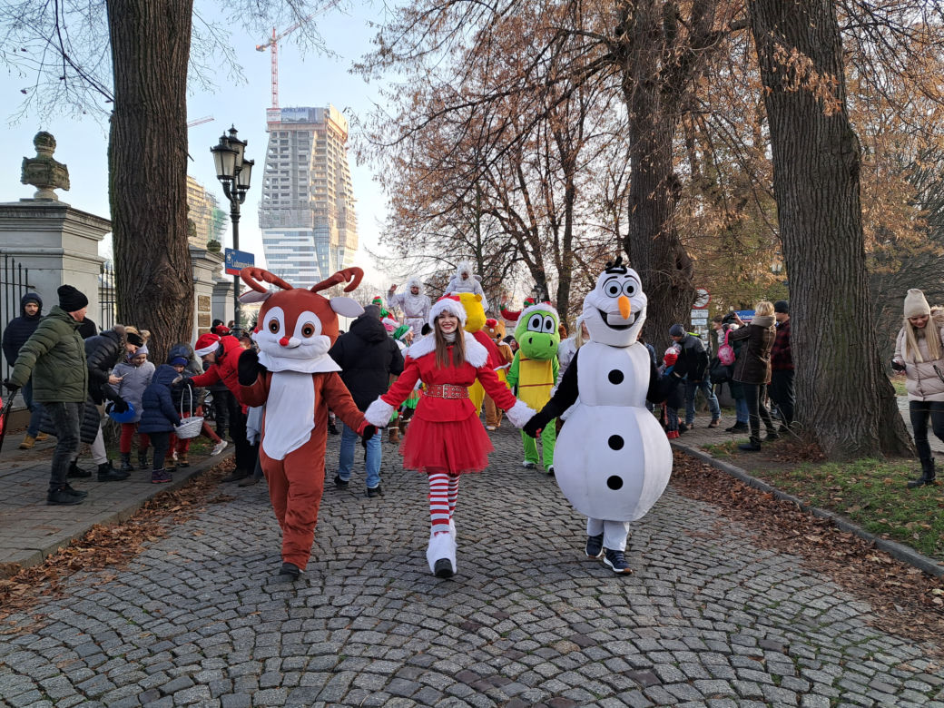 Parada Św. Mikołaja w Rzeszowie. Tłumy dzieci na spotkaniu ze Świętym na Rynku