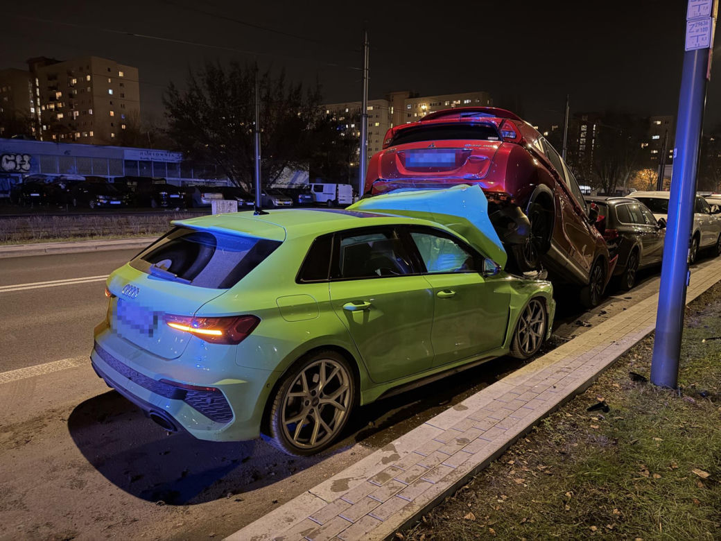 Bielany - sportowe Audi wjechało w zaparkowane auta