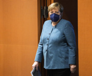 Merkel obsiadły papugi