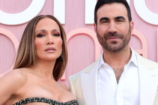 Komedia z Jennifer Lopez hitem Netflixa. Widzowie i krytycy miażdżą Biurowy romans