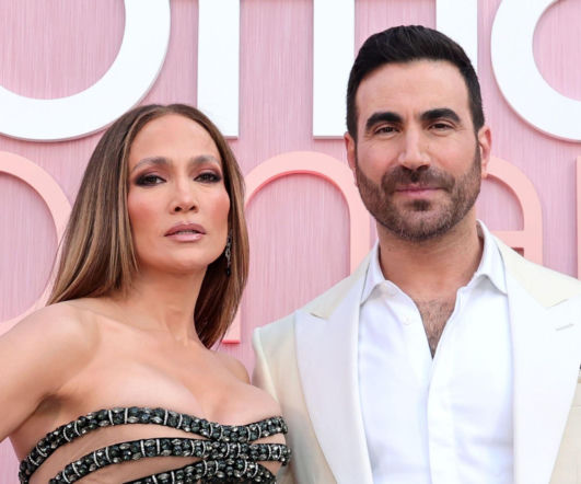 Komedia z Jennifer Lopez hitem Netflixa. Widzowie i krytycy miażdżą Biurowy romans