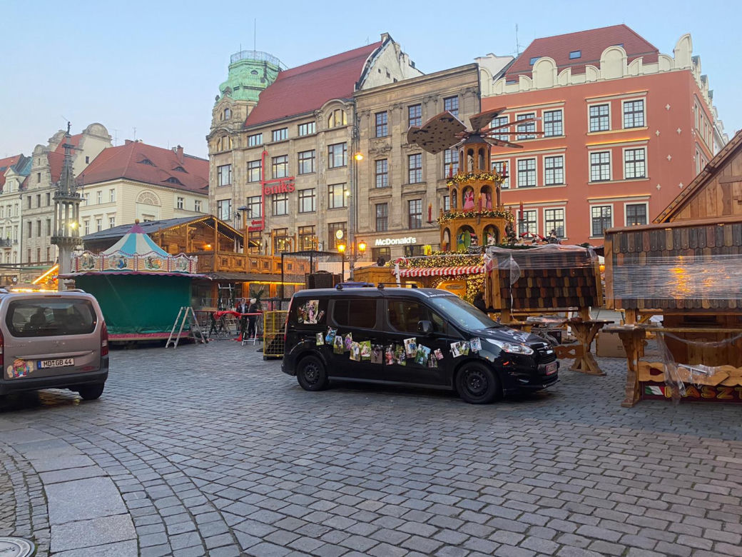 Choinka we Wrocławiu prawie gotowa. Zdania mieszkańców znowu podzielone [ZDJĘCIA]
