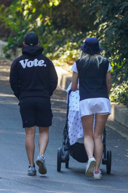 Joe Jonas i Sophie Turner na nowych zdjęciach z maluchem