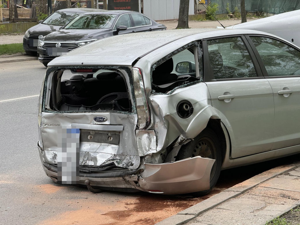 Drogowe domino w Warszawie. Dziewięć aut rozbitych. Kierowca zasnął za kierownicą?