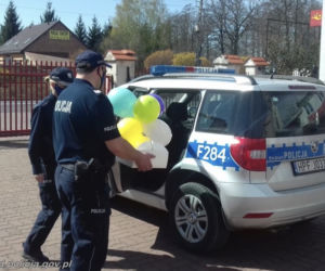 6-latka na kwarantannie miała urodziny. Tort dostarczyli jej... policjanci