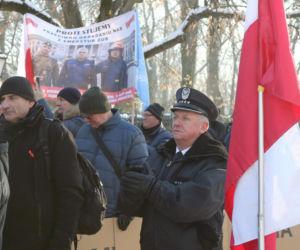 Protest mundurowych emerytów pod kancelarią premiera