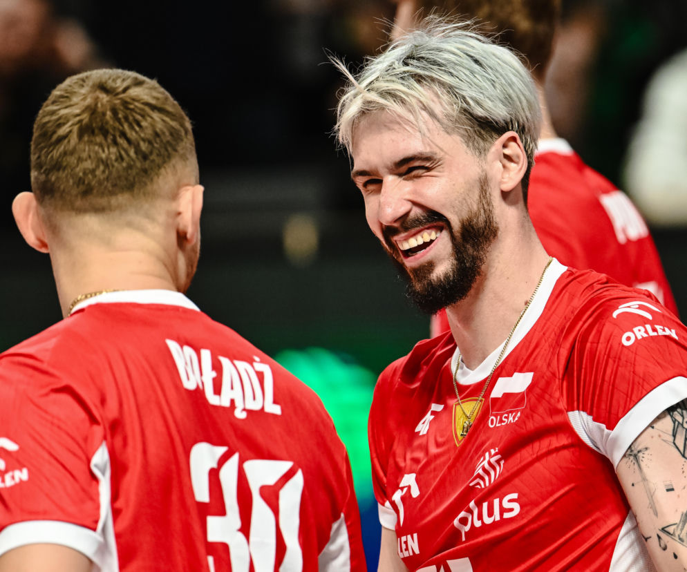 Uśmiechnięty siatkarz Tomasz Fornal obok Bartłomieja Bołądzia. O meczach Polaków przeczytasz na SE Supersport.