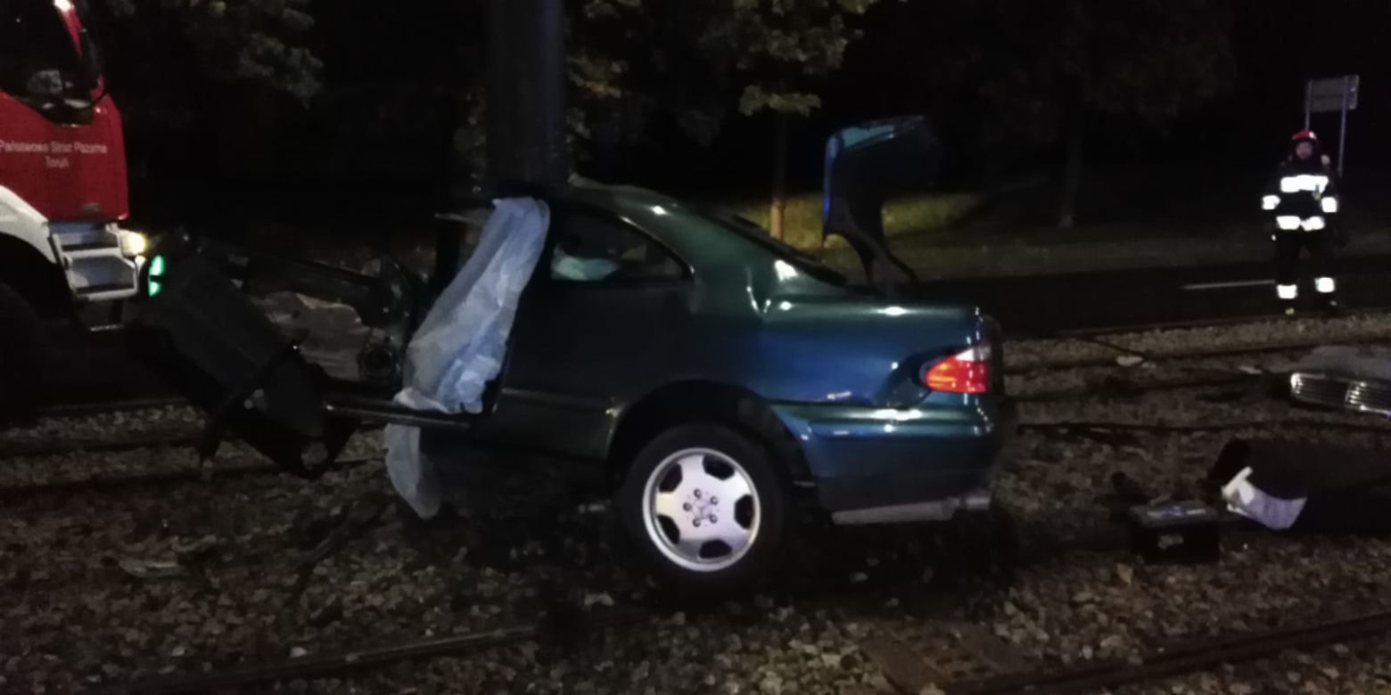 Tragedia w Toruniu. Kierowca UDERZYŁ W SŁUP TRAKCJI