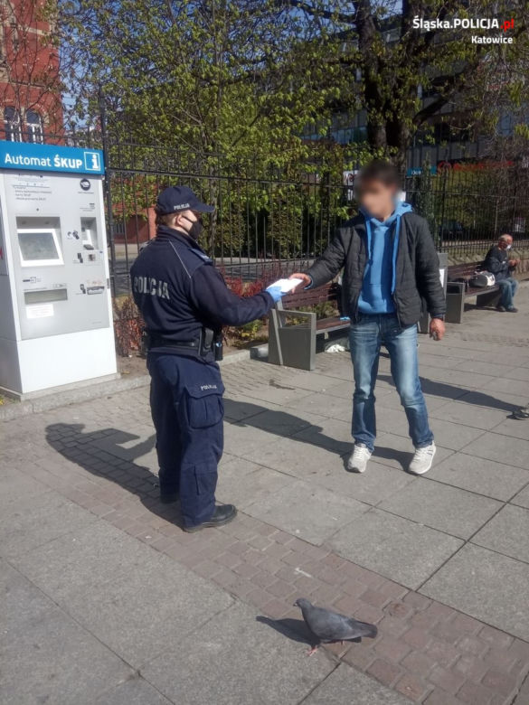 Bezdomni też muszą nosić maseczki! Policjanci z Katowic o to zadbali 
