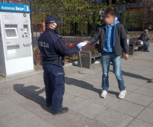 Bezdomni też muszą nosić maseczki! Policjanci z Katowic o to zadbali 