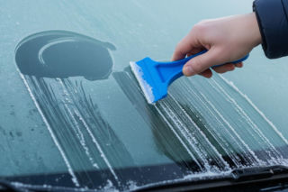 Szybkie odszranianie szyb. Jak wykorzystać skrobaczkę, by zaoszczędzić czas?