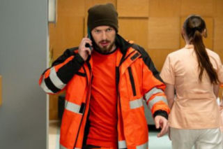 Na sygnale. Alek i Nowy ratują uciekającego kochanka, a Dobromir chce rzucić pracę