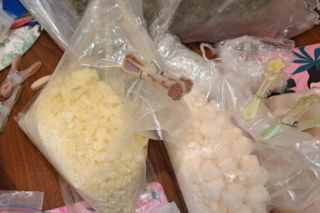 Syn ukrywał narkotyki u matki. Hurtowe ilości mefedronu i LSD trzymał w płatkach śniadaniowych