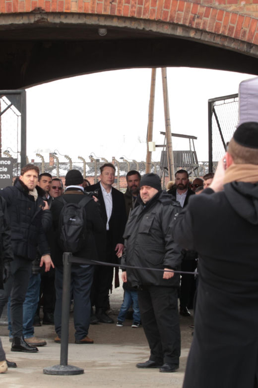 Elon Musk w Auschwitz upamiętnia ofiary