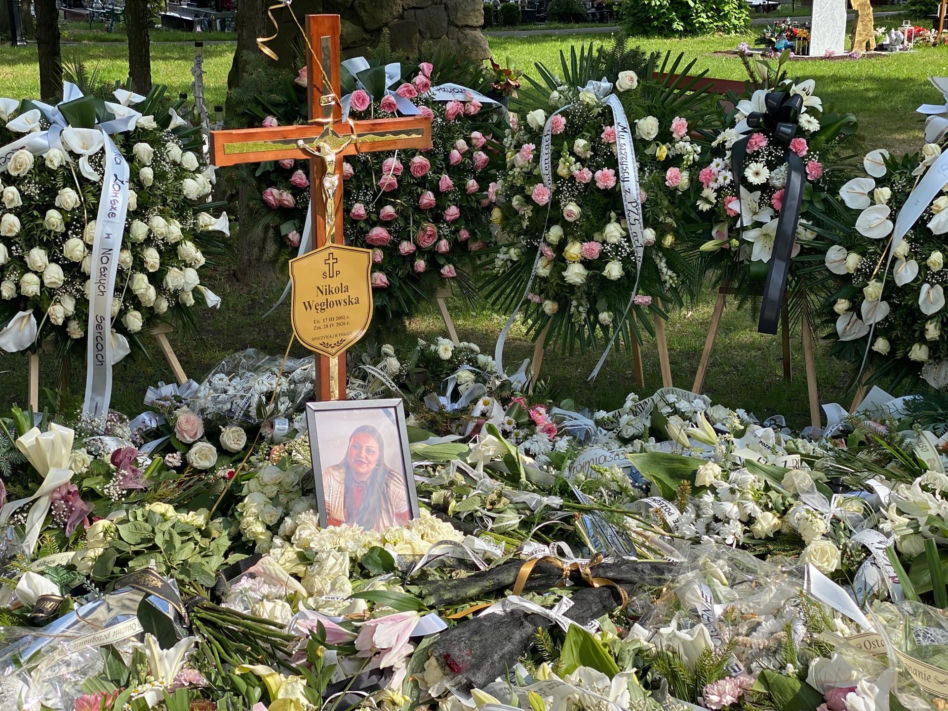 Grób Nikoli Węgłowskiej utonął w kwiatach