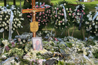Grób Nikoli Węgłowskiej utonął w kwiatach